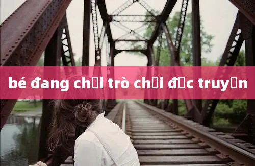 bé đang chơi trò chơi đọc truyện