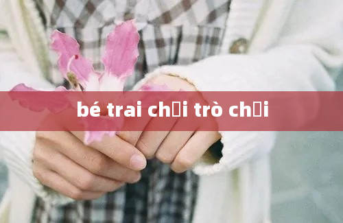 bé trai chơi trò chơi