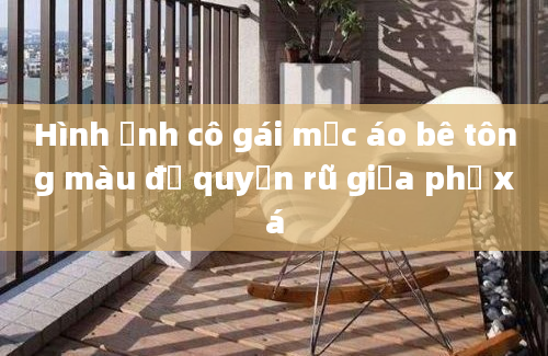 Hình ảnh cô gái mặc áo bê tông màu đỏ quyến rũ giữa phố xá